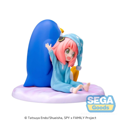 Estatueta de personagem de pijama azul sentada com pinguim azul grande