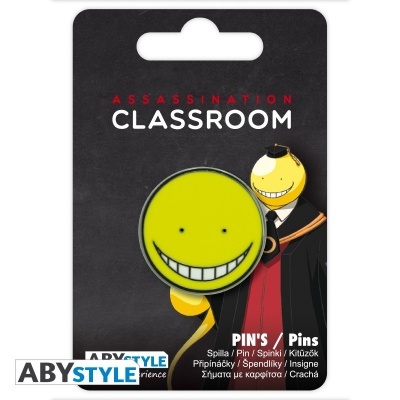 Pin redondo amarelo com rosto sorridente e embalagem preto da série Assassination Classroom