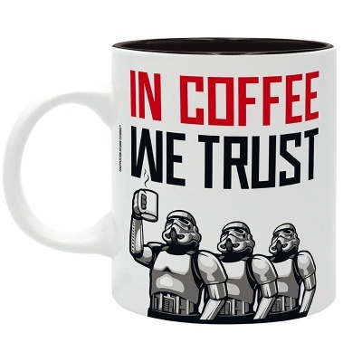 Caneca branca com interior preto e texto IN COFFEE WE TRUST com ilustração de stormtroopers.