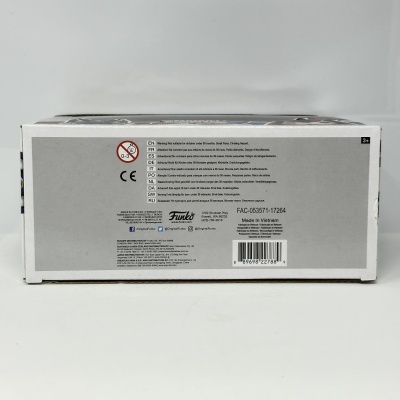 caixa branca com texto, códigos e logos na parte traseira