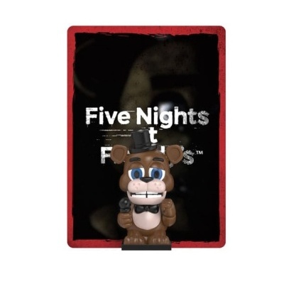 Figura de urso animatrónico castanho com chapéu preto e texto 'Five Nights t' ao fundo