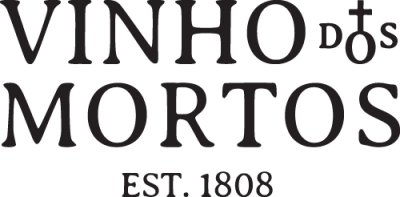 Texto 'VINHO DOS MORTOS EST. 1808' em letras pretas