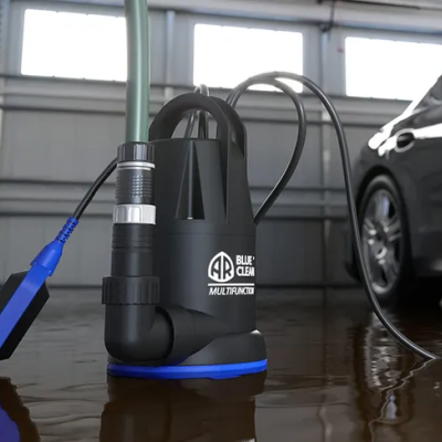 Bomba submersível AR Blue Clean Multitanks preta em garagem com carro cinzento