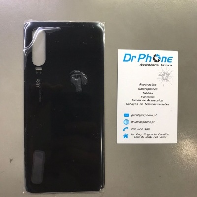 Capa protetora preta para smartphone e cartão informativo Dr Phone sobre mesa cinzenta