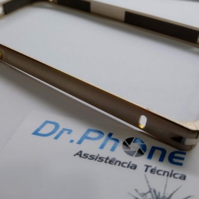 Moldura metálica preta para telemóvel sobre cartão com texto de assistência técnica