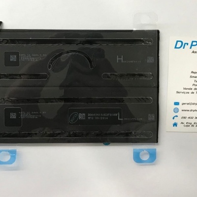 Bateria preta com texto e cartão de visita da Dr Phone em fundo branco