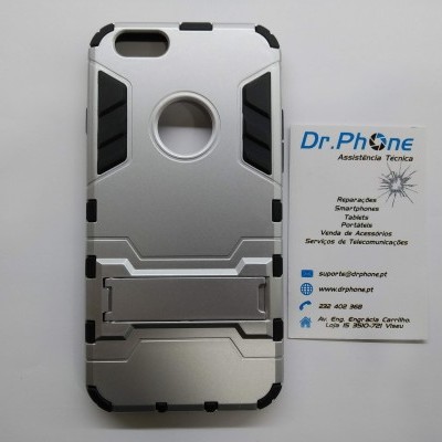 Capa protetora prateada com suporte para smartphone ao lado de cartão de visita branco