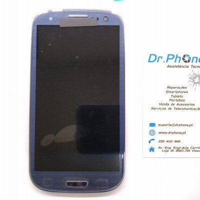 Smartphone azul com cartão de visita branco ao lado