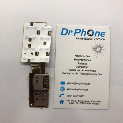 Componente electrónico ao lado de cartão de visita da Dr Phone em fundo branco