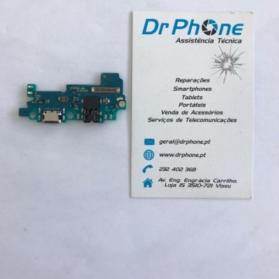 Placa eletrónica para smartphone azul ao lado de cartão de visita da empresa Dr Phone