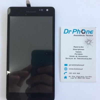 Smartphone Microsoft preto ao lado de cartão de visita da DrPhone com serviços e contactos