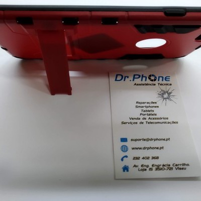 Capa vermelha para smartphone com suporte e cartão de visita da Dr.Phone em fundo branco