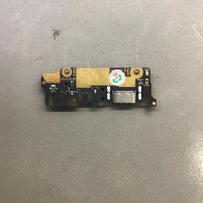 Placa eletrónica preta e dourada com conector USB