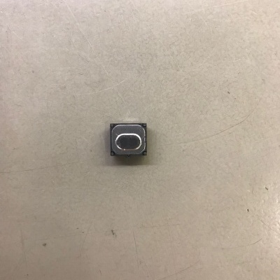 Componente electrónico quadrado metálico com detalhe oval branco