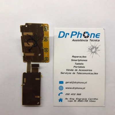 Placa eletrónica ao lado de cartão de visita da Dr Phone Assistência Técnica