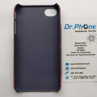 Capa de telemóvel preta com bordas vermelhas ao lado de cartão de visita