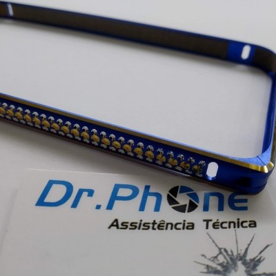 Estrutura metálica azul para smartphone com conectores dourados