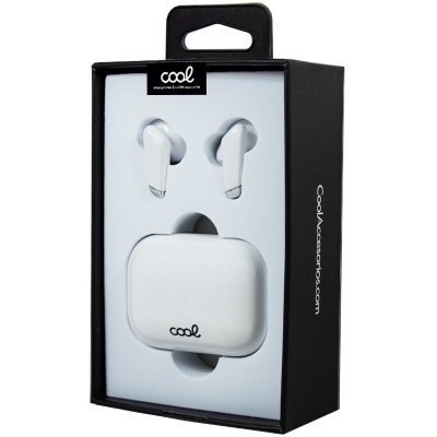 Estojo branco com auriculares e embalagem preta da marca Cool