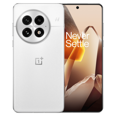 Smartphone branco OnePlus com quatro câmaras traseiras e ecrã com texto Never Settle
