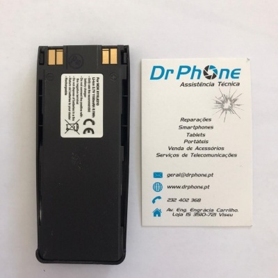 Bateria preta de dispositivo móvel e cartão de visita da Dr Phone Assistência Técnica