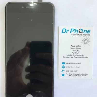 Ecrã frontal preto de smartphone com cartão de visita da Dr Phone