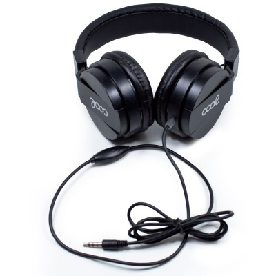Auriculares headphones pretos com cabo e texto COOL