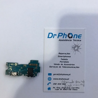 Circuito impresso azul e cartão de visita Dr Phone em fundo branco