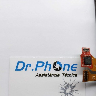 Placa eletrónica flexível laranja com componentes pretos e cartão Dr.Phone Assistência Técnica