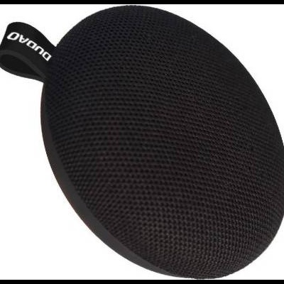 Coluna portátil redonda preta com superfície de tecido texturizado e alça com marca