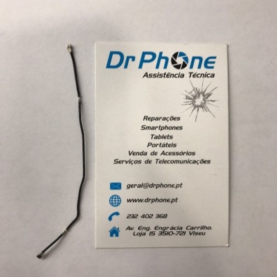 Cartão de visita e cabo preto sobre fundo branco