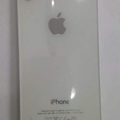 iPhone branco visto de trás com câmara e logótipo Apple