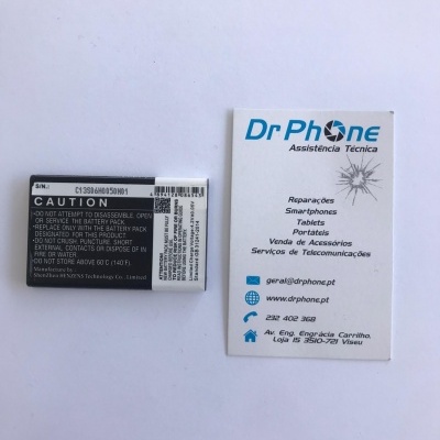 Bateria recarregável preta com etiquetas e cartão de visita da Dr Phone sobre fundo branco