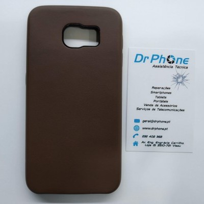 Capa castanha para telemóvel ao lado de cartão de visita Dr Phone