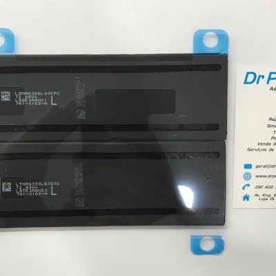 Bateria preta para dispositivo com etiquetas e cartão de visita da Dr Phone