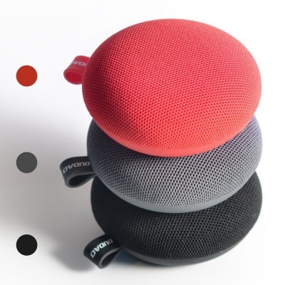 Coluna portátil redonda em tecido vermelho, cinzento e preto empilhada