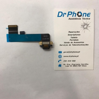 cabo flexível azul com componentes eletrónicos ao lado de cartão de visita da Dr Phone