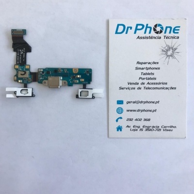 Placa eletrónica azul e preta ao lado de cartão de visita branco com texto azul e preto da Dr Phone