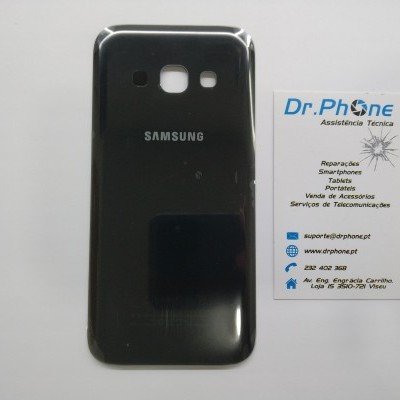 Smartphone Samsung preto brilhante visto de trás ao lado de cartão de visita