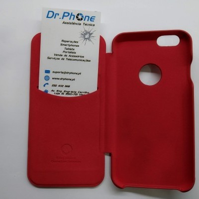 Capa de telemóvel vermelha aberta com cartão de visita no interior