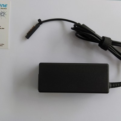 Carregador portátil preto com cabo e cartão de visita