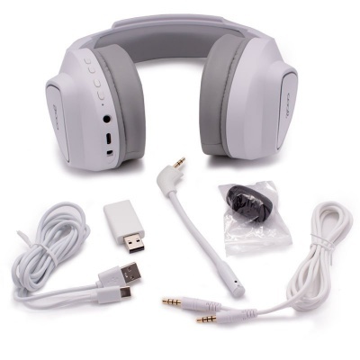 Auriculares wireless cinza claro com acessórios sobre fundo branco