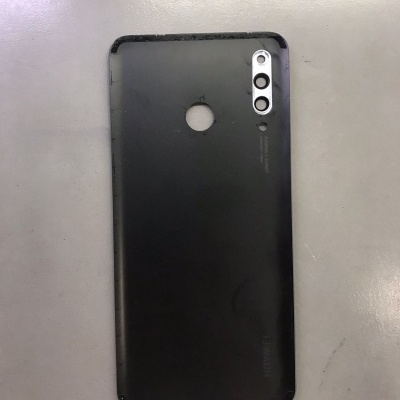 Capa de telemóvel preta com recortes para câmara e sensor, em superfície cinza