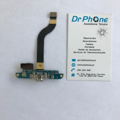 Peça eletrónica com conector USB e cartão de visita DrPhone