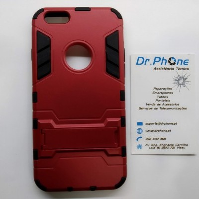 Capa vermelha para smartphone com detalhes pretos ao lado de cartão de visitas