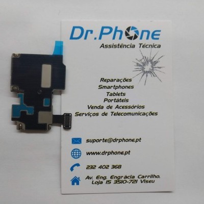 Placa eletrónica ao lado de cartão de visita branco com texto azul e preto da Dr.Phone