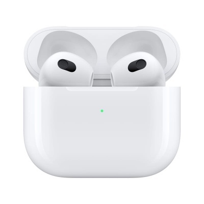 Auriculares sem fios brancos em caixa de carregamento branca com luz LED verde