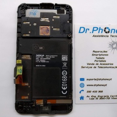 Smartphone Nokia com bateria exposta e cartão de visita da assistência técnica Dr.Phone