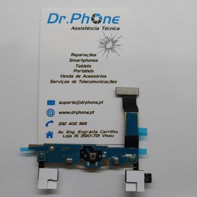 Placa eletrónica azul sobre cartão de visita branco da Dr.Phone