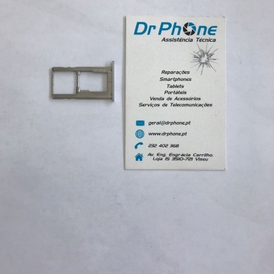 Suporte de cartão SIM metálico ao lado de cartão de visita da Dr Phone em fundo branco