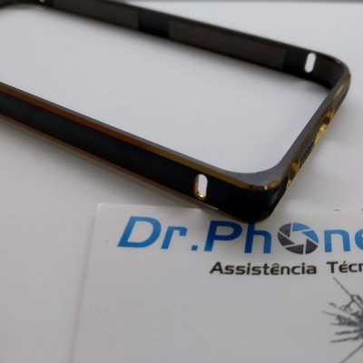 Moldura preta e dourada para telemóvel com cartão técnico ao lado